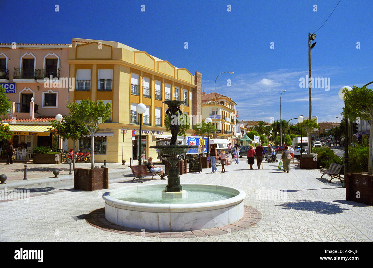 Fontaine et square, Arroyo de la Miel, Benalmadena, Costa del Sol, Espagne Banque D'Images