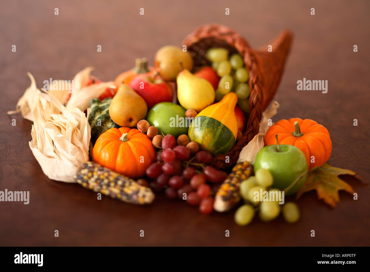 Corne d'automne avec les courges, le maïs, et Fruits frais Banque D'Images