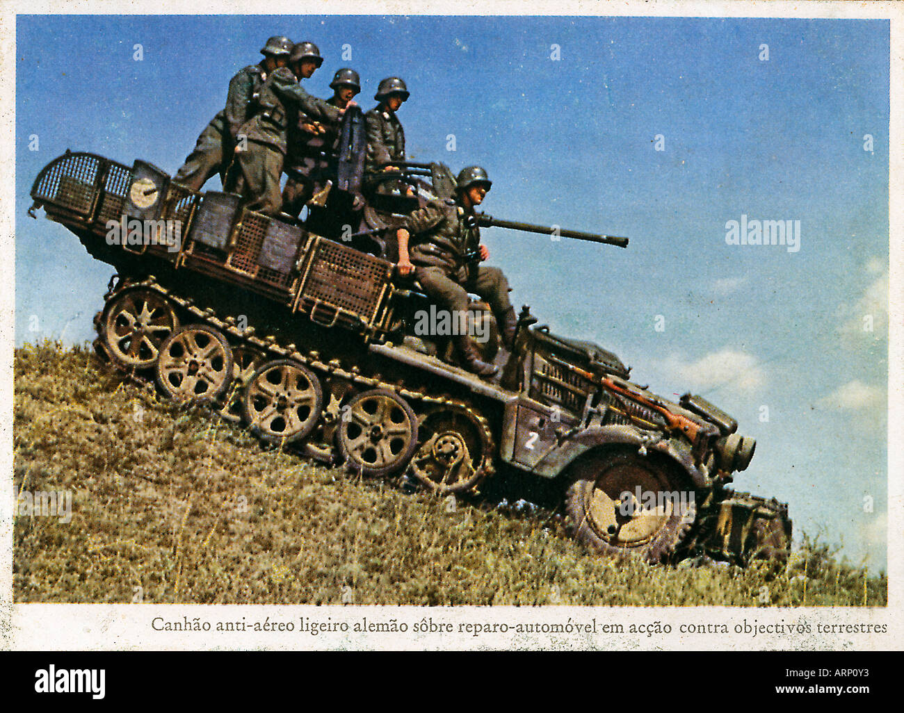 Zugkraftwagon carte postale allemande de la moitié suivi personnel carrier équipé d un canon anti aircraft de descendre une pente Banque D'Images