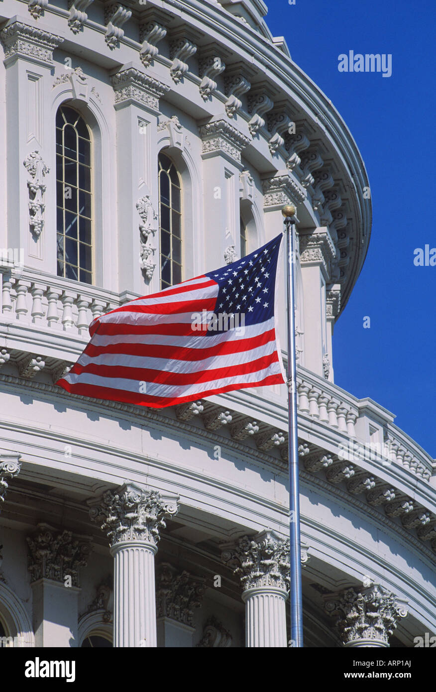 USA, Washington, DC, Capitol building with US Flag Banque D'Images