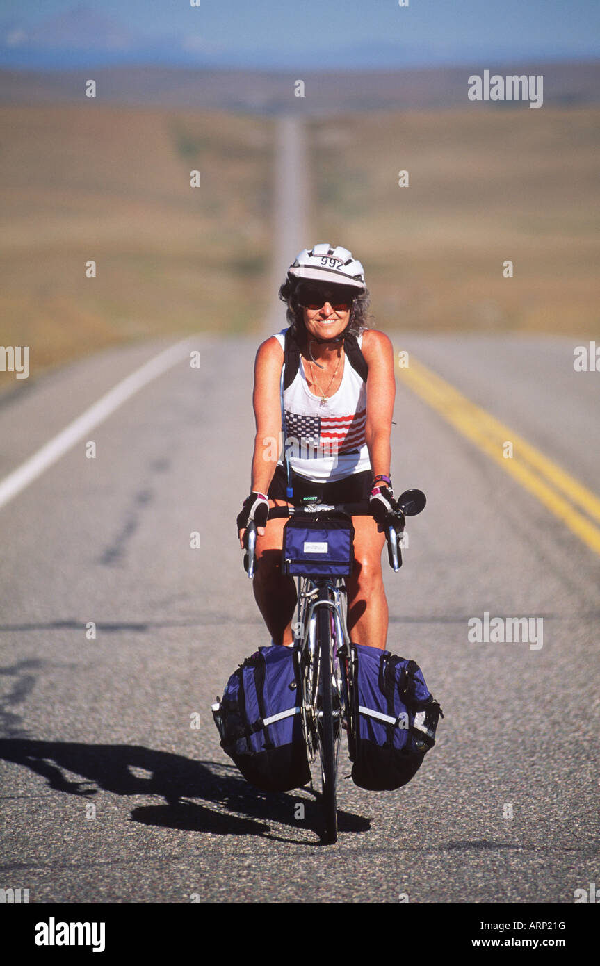 USA, Montana, femme vélo le long des contreforts des montagnes Rocheuses,  près de la Photo Stock - Alamy