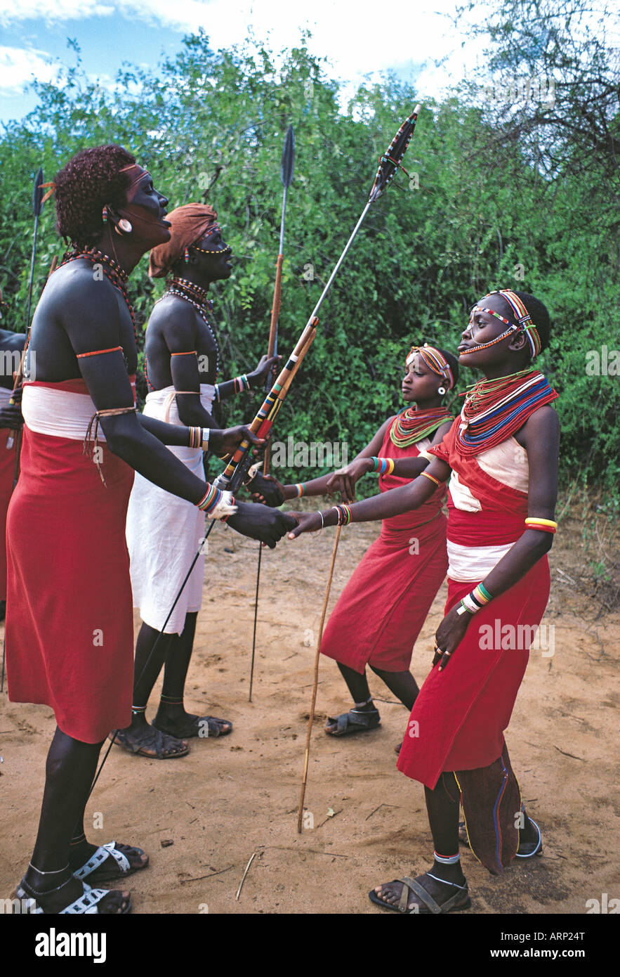 Samburu moran ou guerriers et des filles danser en costume traditionnel de la réserve nationale de Samburu, Kenya Afrique de l'Est Banque D'Images