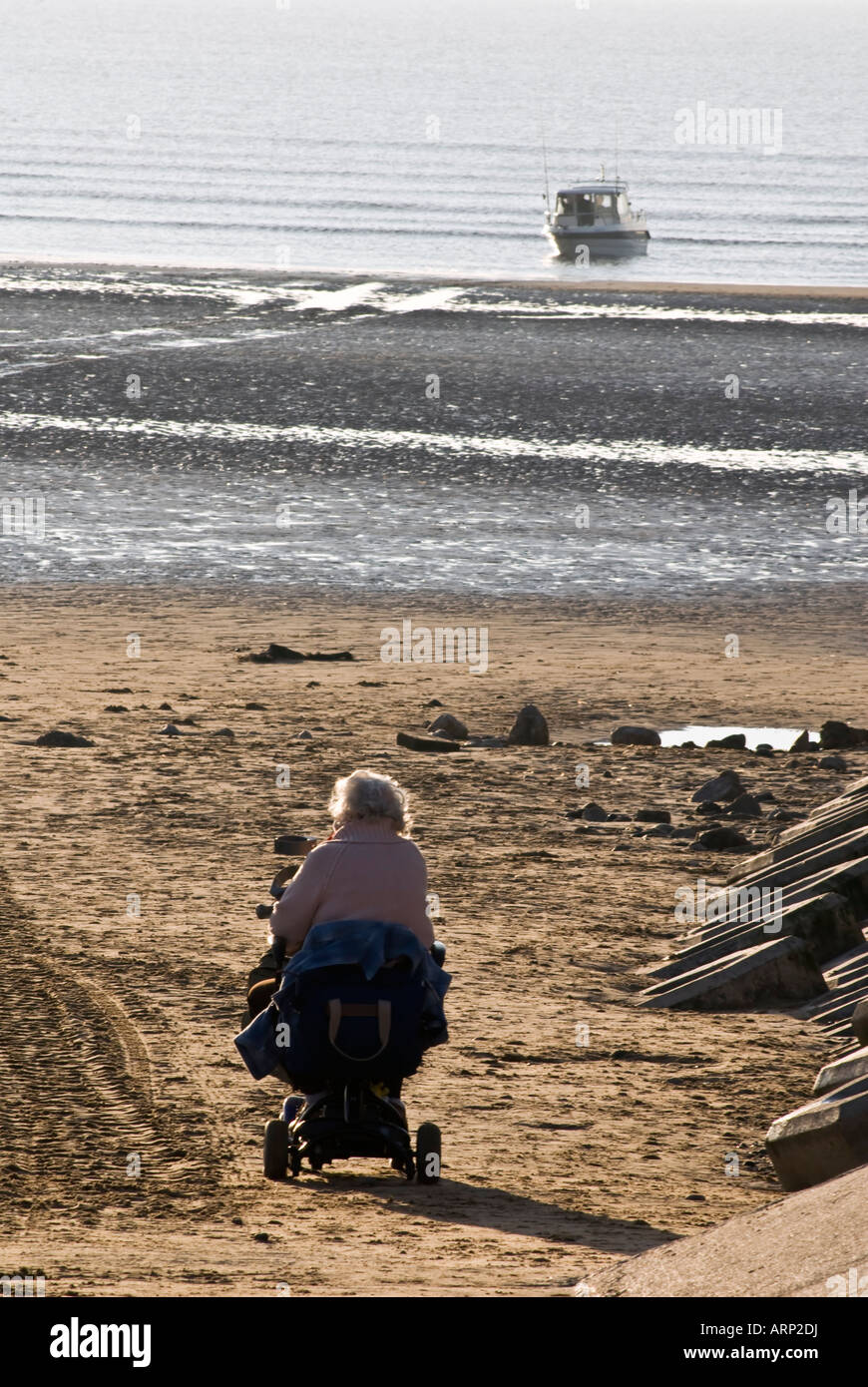 Hauts femme fauteuil roulant motorisé beach Banque D'Images