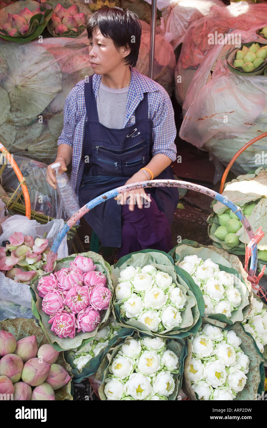 Fleurs à vendre au Pak Klong Talat Marché de fleurs et de légumes à Bangkok, Thaïlande Banque D'Images