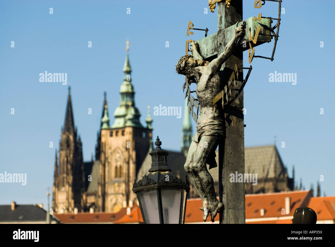 À l'échelle d'une statue sur le pont Charles au Château de Prague. République tchèque (le château n'est pas nette) Banque D'Images