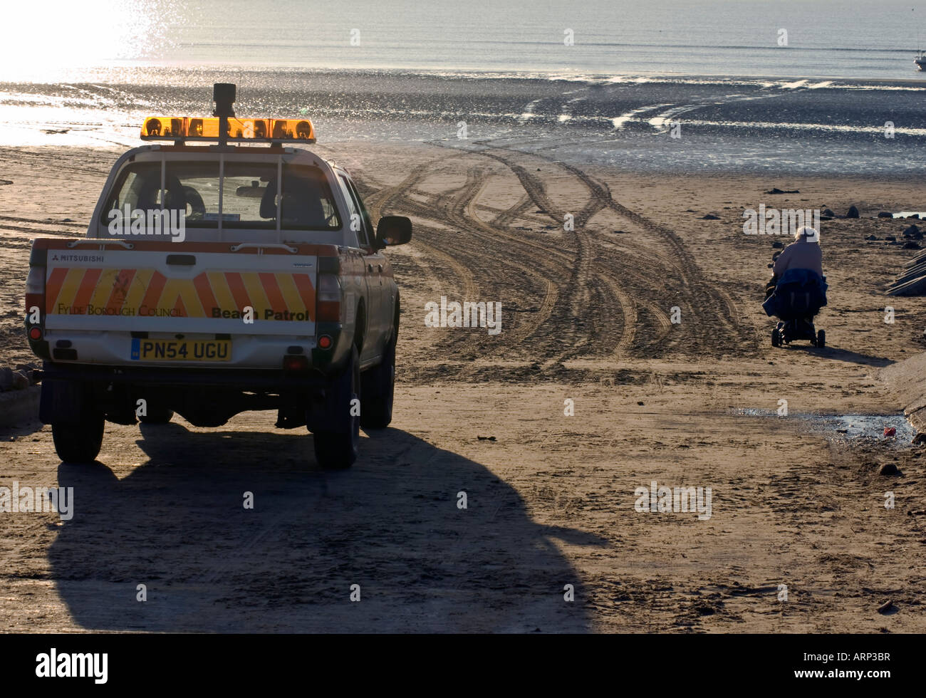 Hauts femme fauteuil roulant motorisé beach Banque D'Images