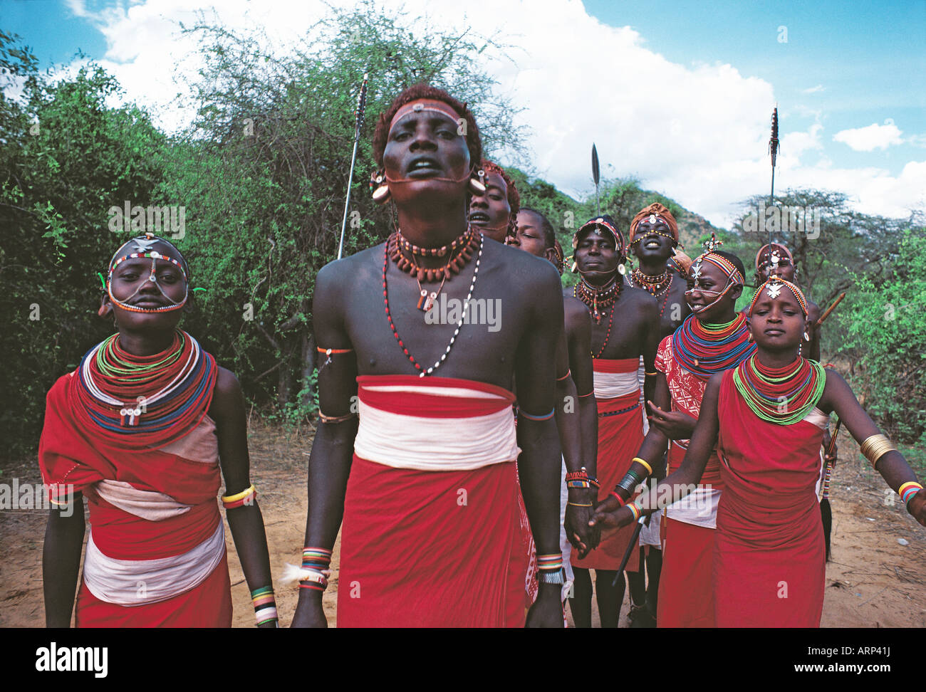 Samburu moran ou guerriers et des filles danser en costume traditionnel de la réserve nationale de Samburu, Kenya Afrique de l'Est Banque D'Images