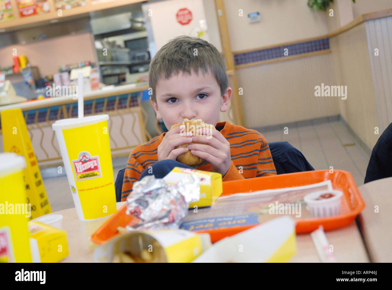 Sept (7) ans mange un déjeuner au fast food Wendy's avec sa famille, Massachusetts (MA), États-Unis d'Amérique (USA) Banque D'Images