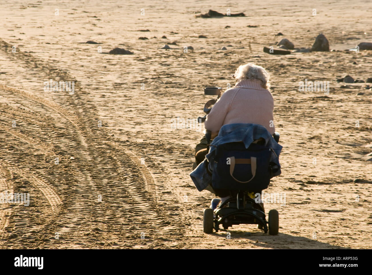 Hauts femme fauteuil roulant motorisé beach Banque D'Images