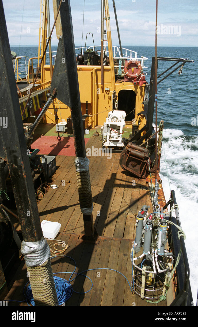 Pont principal du navire de recherche et de sauvetage en mer Terschelling avec capteurs CTD (conductivité, température, profondeur) et rosace de bouteille Niskin en bas à droite. Banque D'Images