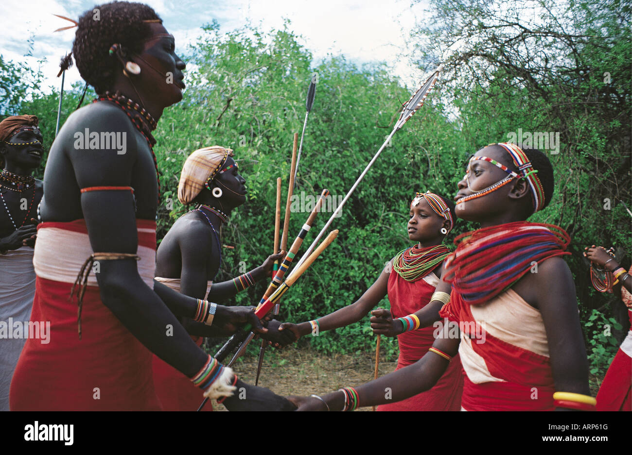 Samburu moran ou guerriers et des filles danser en costume traditionnel de la réserve nationale de Samburu, Kenya Afrique de l'Est Banque D'Images