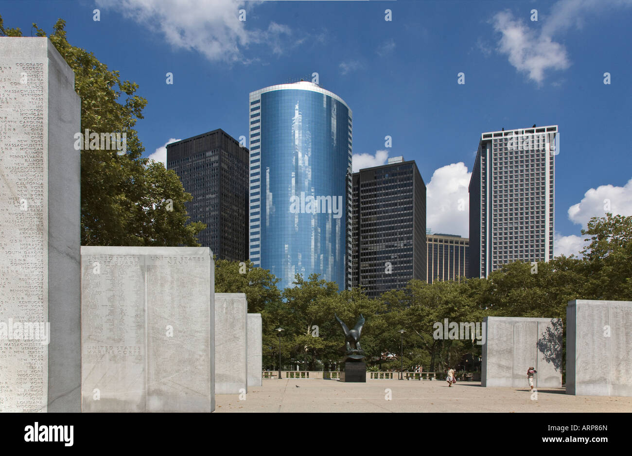 WWII Memorial à Battery Park avec vue sur luxury condominiums NEW YORK CITY Banque D'Images
