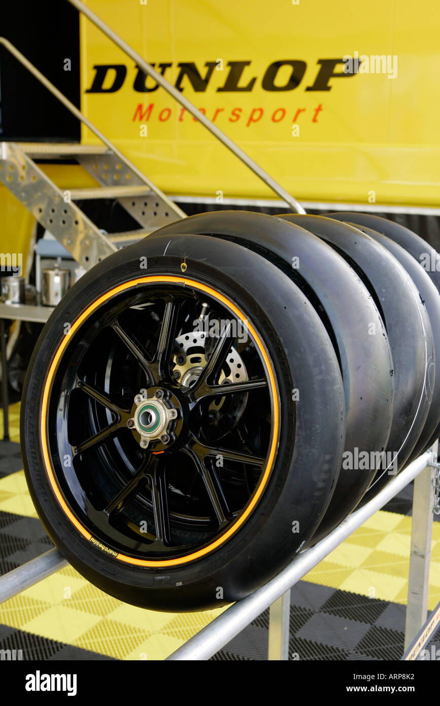 Dunlop pneus Moto GP préparé pour la course Photo Stock - Alamy