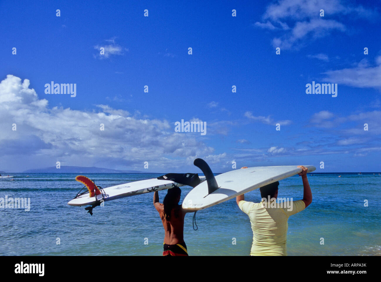 Conseils pour porter les surfeurs vagues au large de Cove Park sur l'île de Maui, un endroit populaire pour des cours de surf Banque D'Images