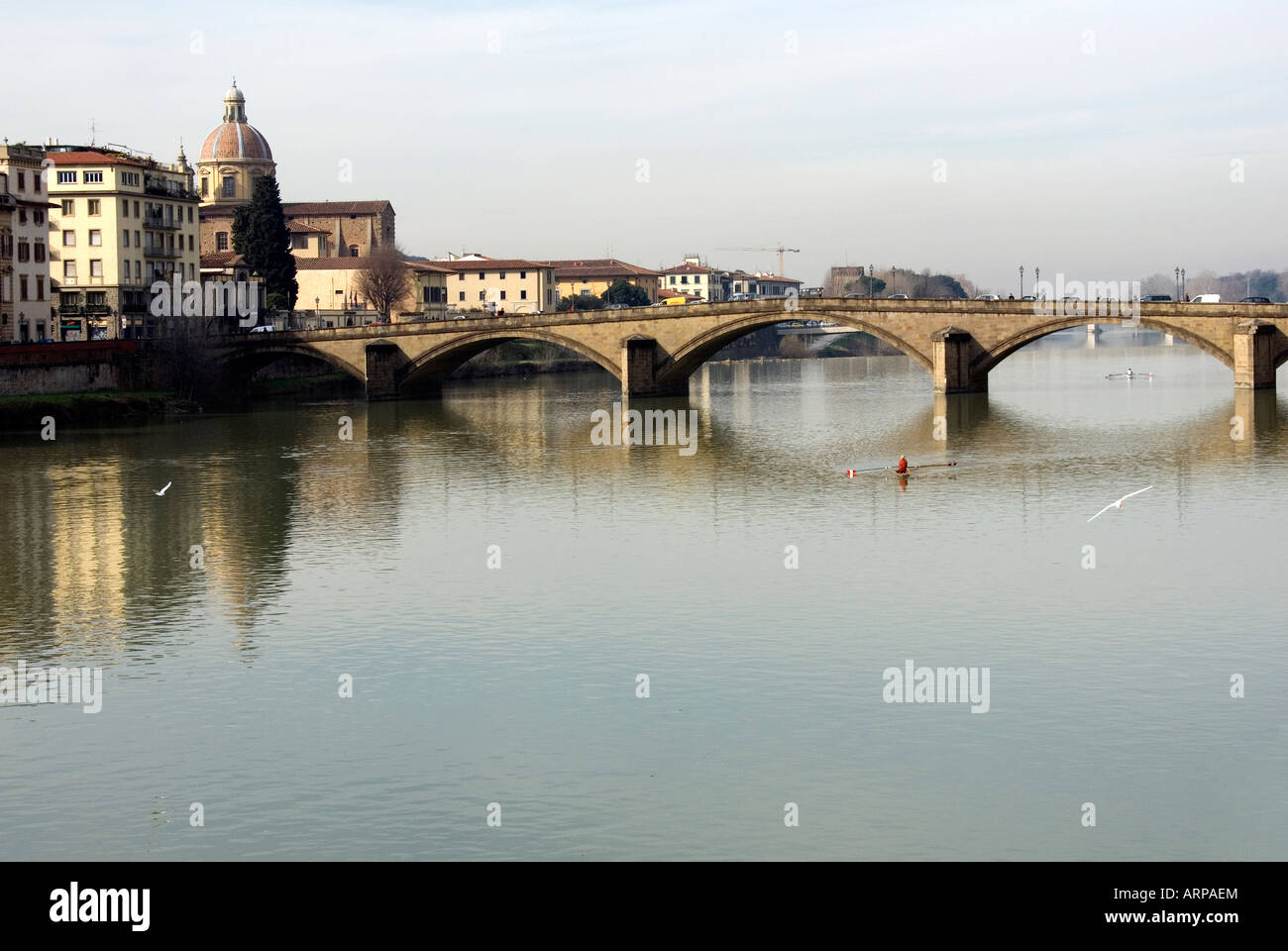 L'Arno à Florence à l'aval en direction Ponte Carraia avec le dôme de San Frediano in Cestello Banque D'Images