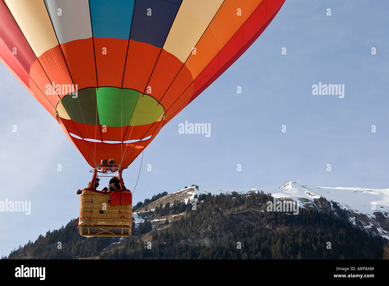 Village et champs de lavande Banque D'Images