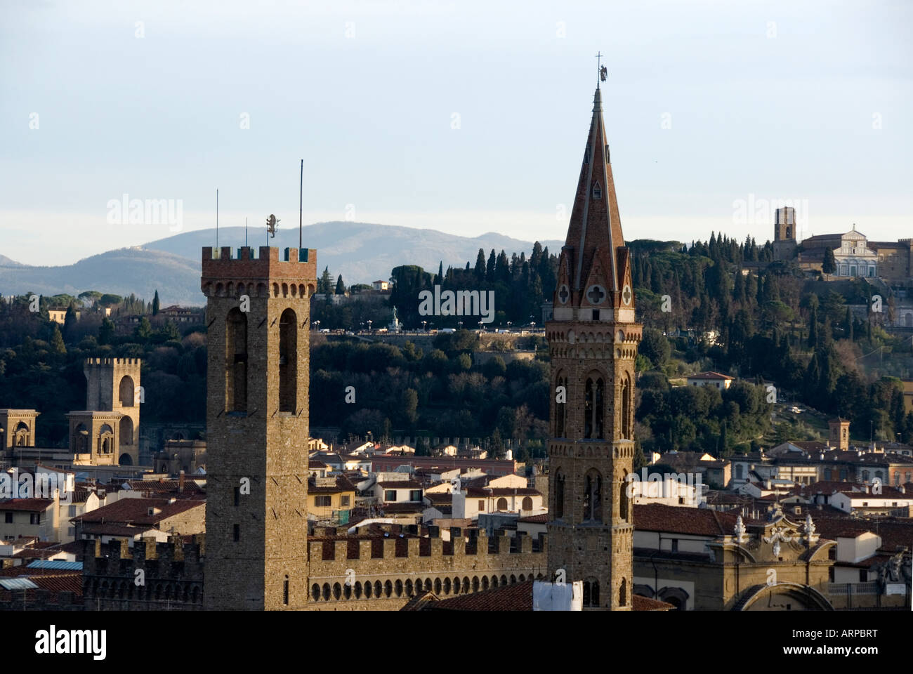 Toits de Florence avec les tours du Bargello et la Badia. Distance à la Piazzale Michelangelo et San Miniato (droite) Banque D'Images