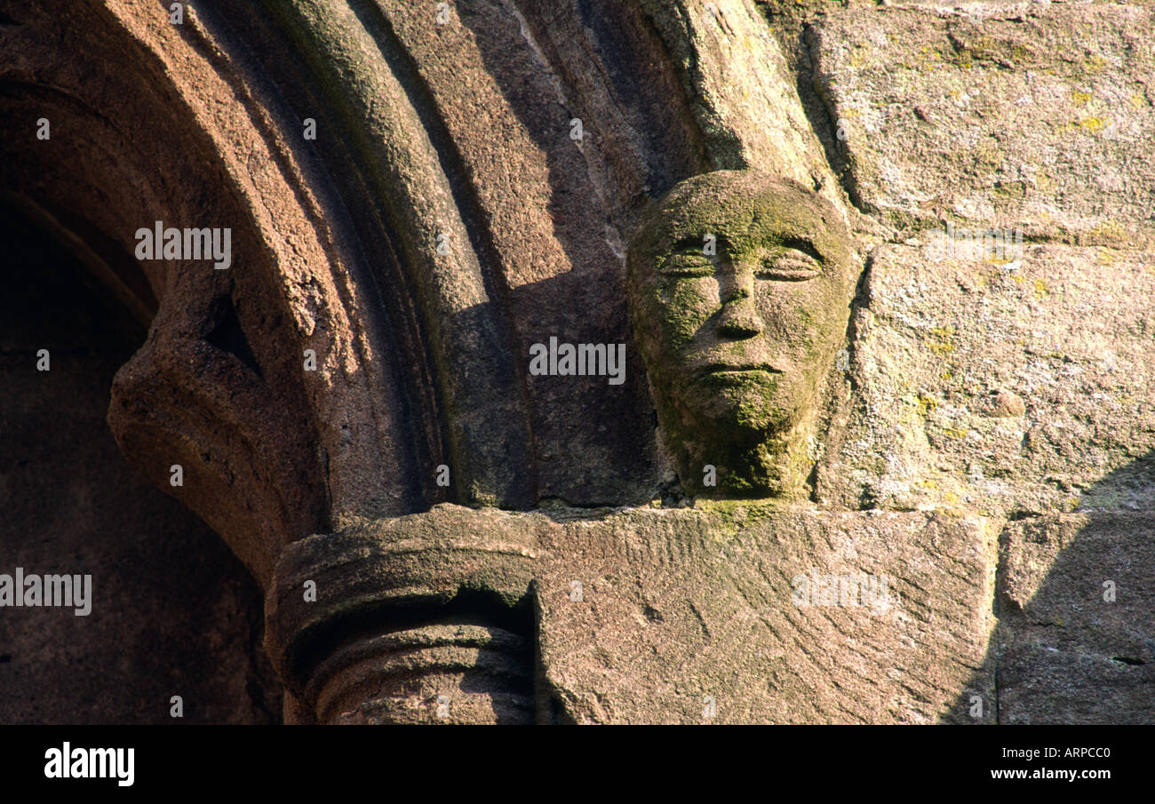 Tête en pierre. Sculptures médiévales porte à Brechin Cathedral, à l'origine une fondation monastique celtique. Tayside, Ecosse, Royaume-Uni Banque D'Images