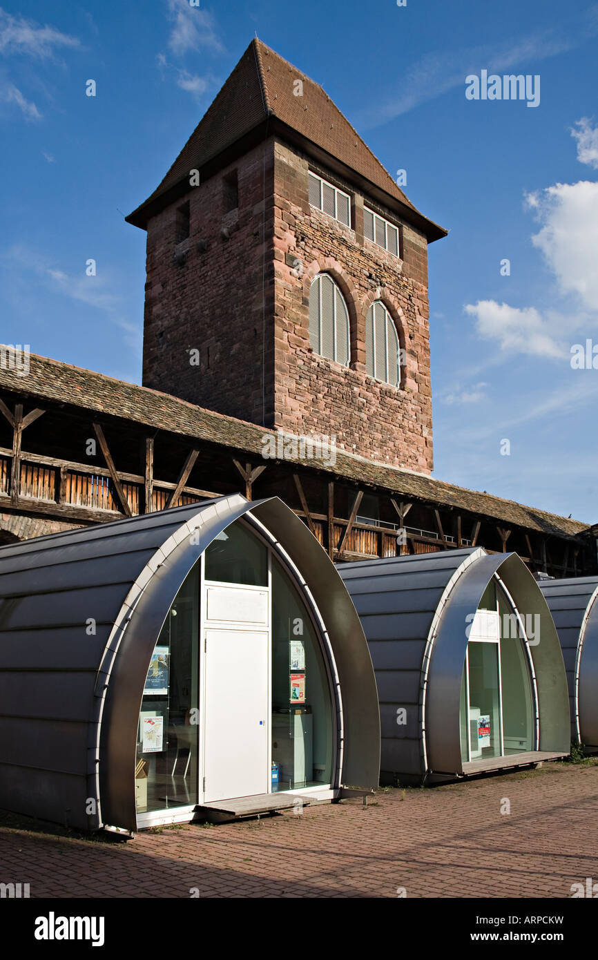 Nibelungen Museum aux côtés de mur de la ville vers l'Allemagne Banque D'Images