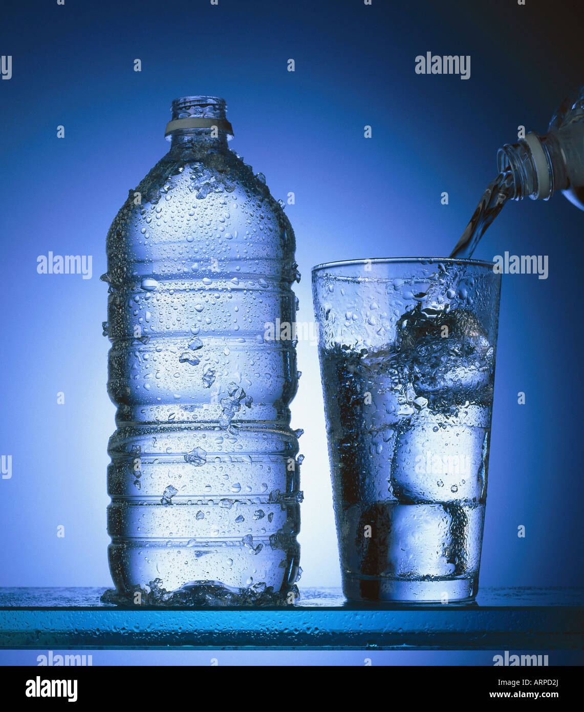 Bouteille de l'eau avec un verre d'eau Banque D'Images