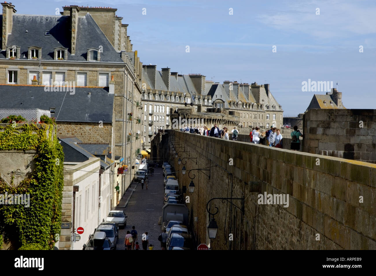 France Bretagne Saint Malo en bordure de la rue des Remparts à l'intérieur de la Vieille Ville Banque D'Images