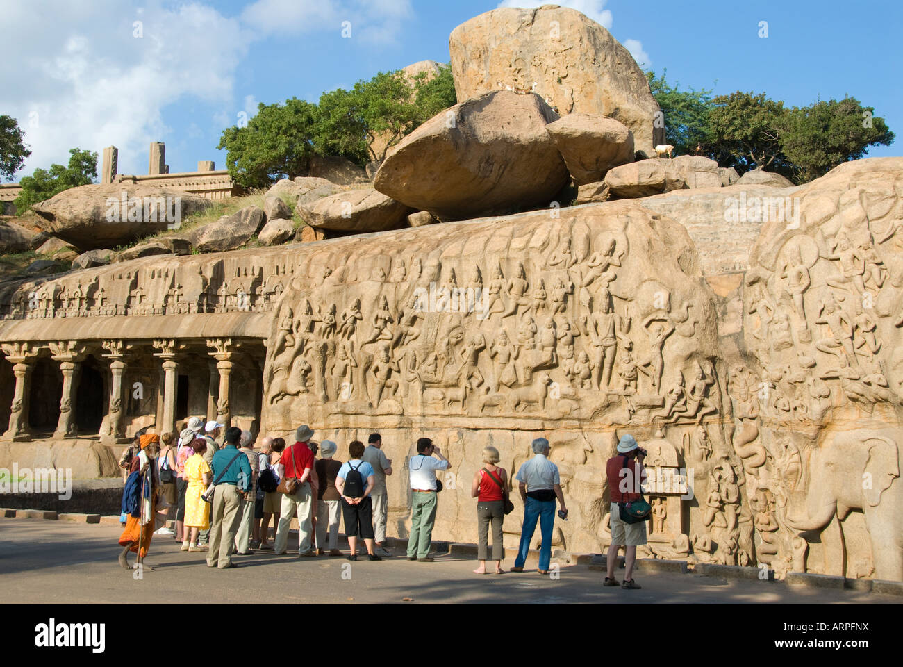 Les touristes à Arjuna s pénitence à Mamallapuram au Tamil Nadu Inde Banque D'Images