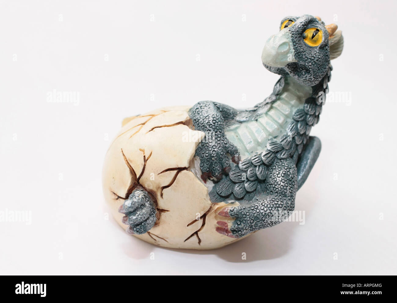 Modèle céramique d'un bébé Dragon éclosion d'un oeuf Banque D'Images