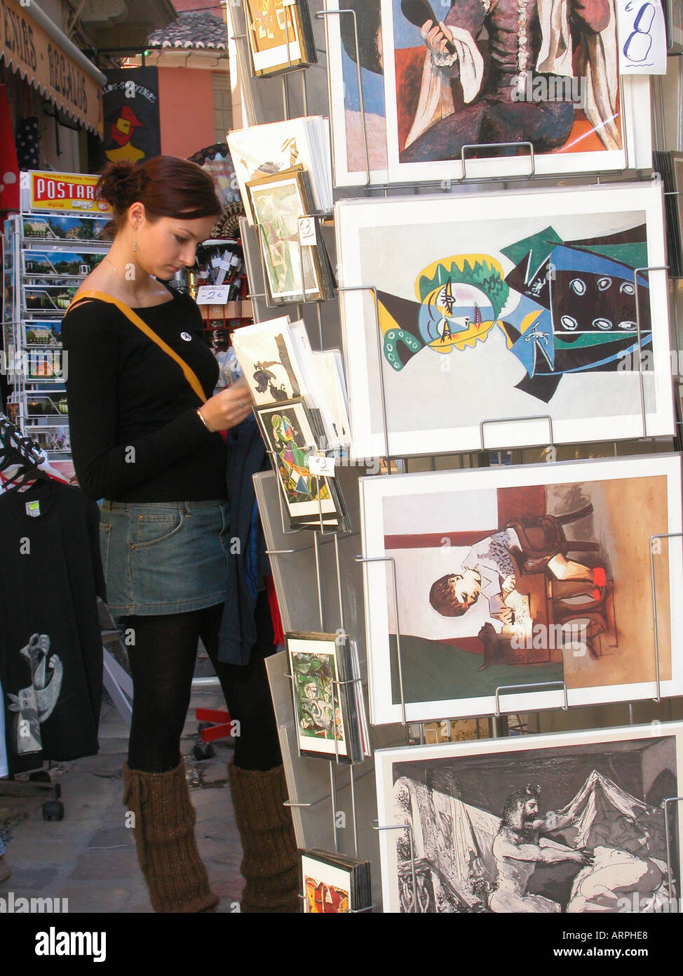 Une jeune femme parcourt par Picasso imprime à une boutique près du Musée Picasso à Malaga Banque D'Images