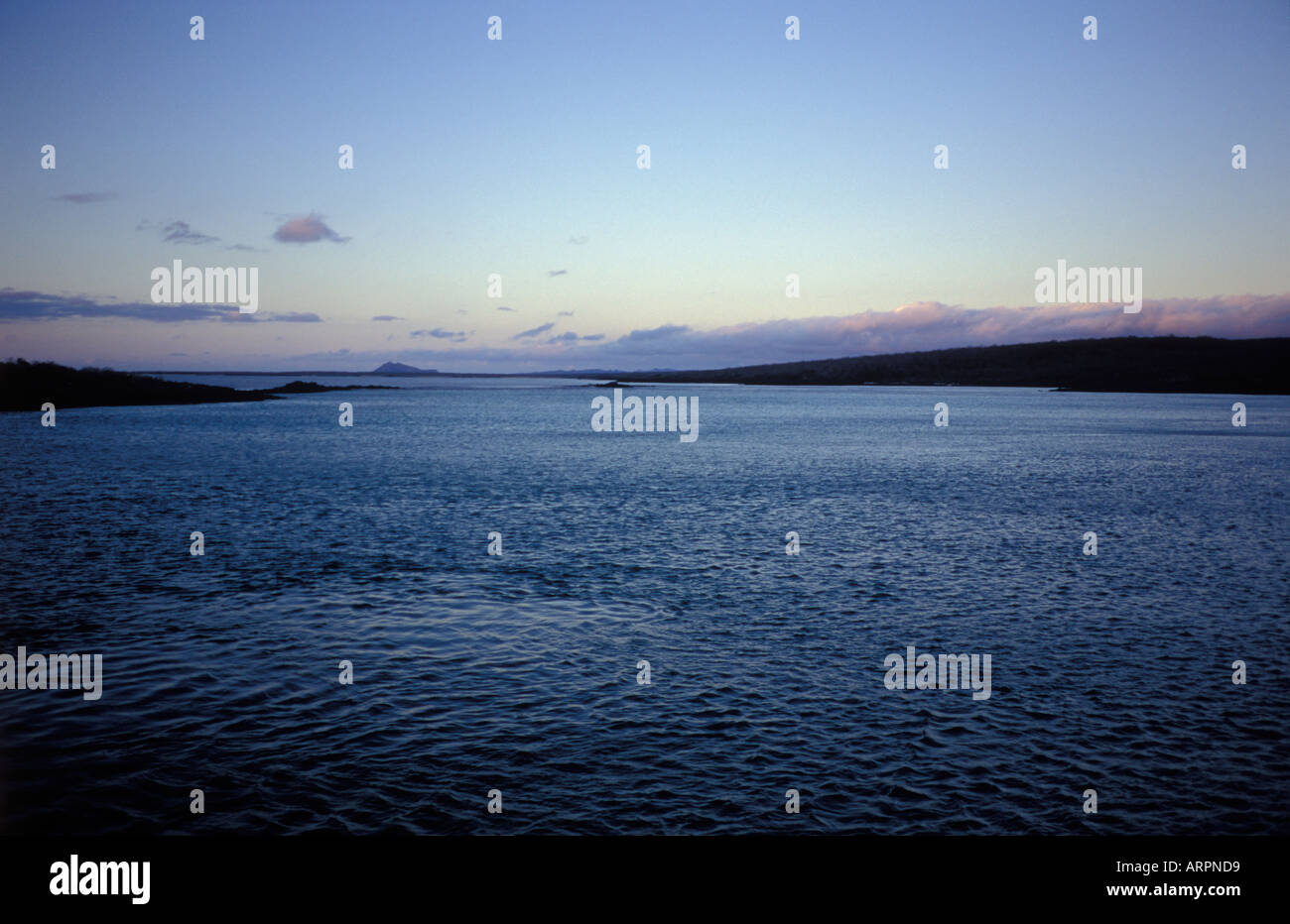 Crépuscule sur la mer sur les Galapagos Banque D'Images