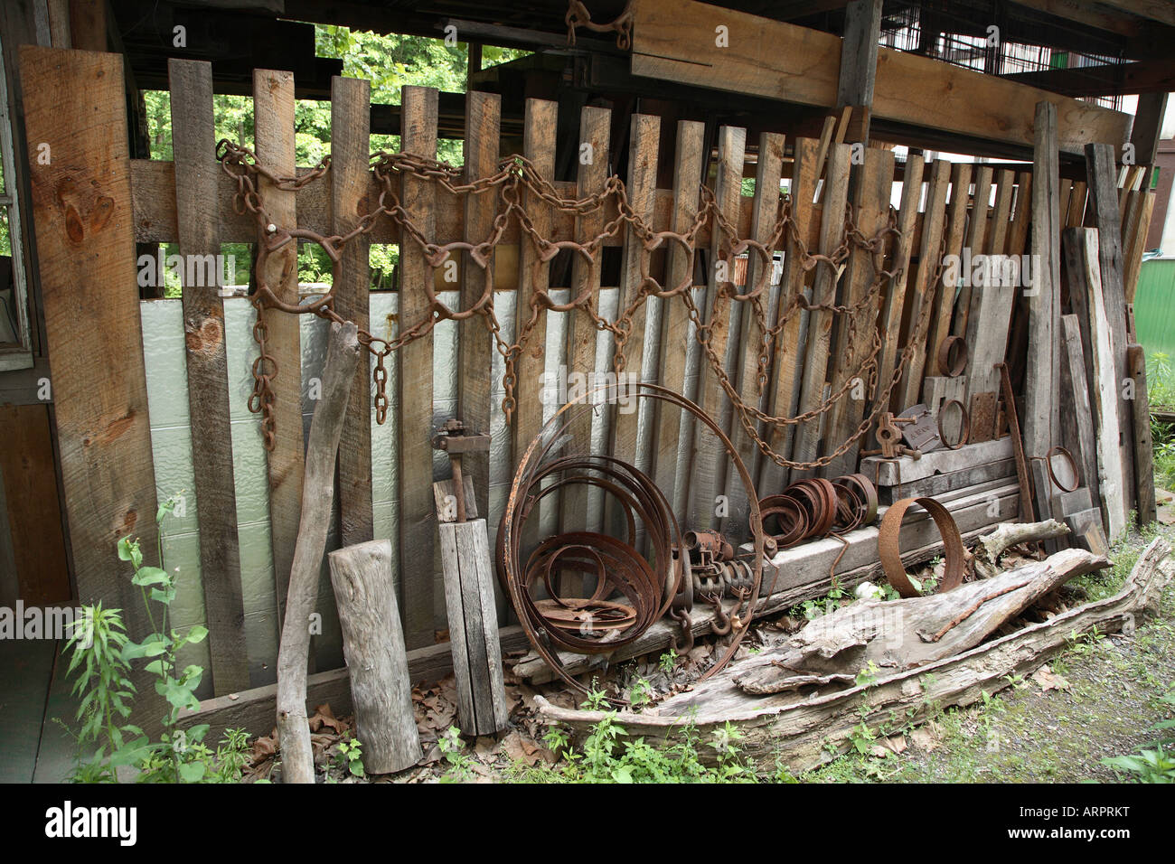 Collection de métal rouillé et de morceaux de bois. Banque D'Images