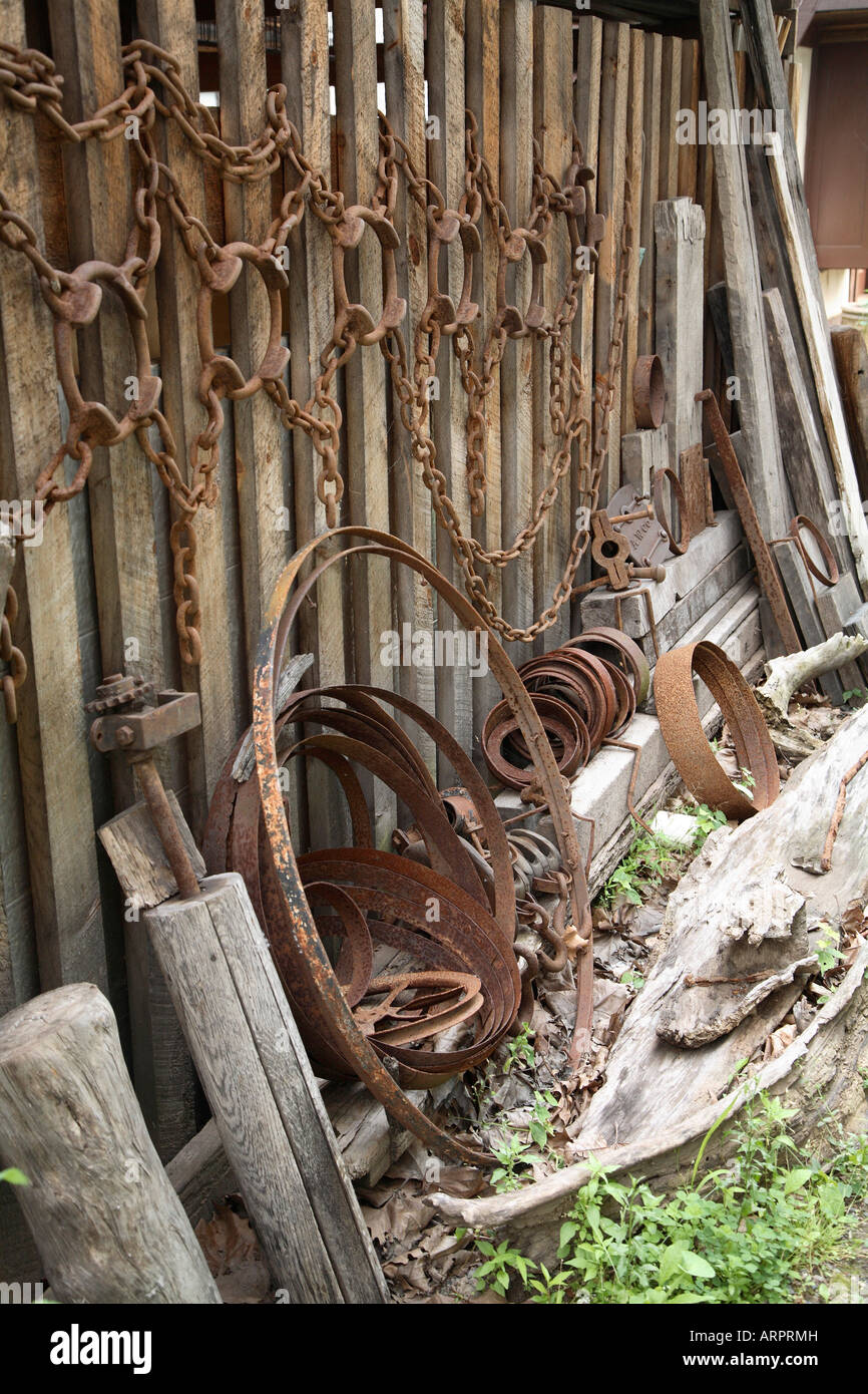 Collection de métal rouillé et de morceaux de bois. Banque D'Images