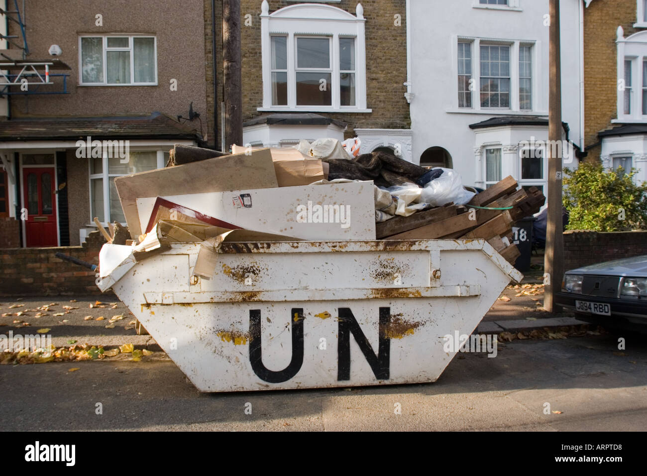 Aller en route, surchargée pleine de détritus DIY en dehors de l'immobilier résidentiel privé Chingford North East London UK Banque D'Images