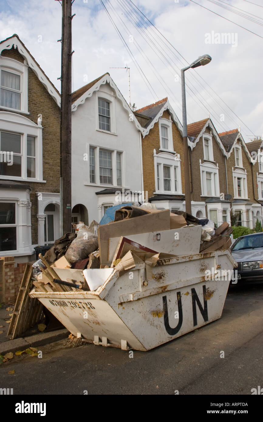 Aller en route, surchargée pleine de détritus DIY en dehors de l'immobilier résidentiel privé Chingford North East London UK Banque D'Images