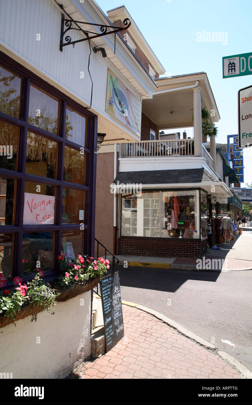 Café d'angle dans petite ville du nord. Tableau à l'extérieur, sur le trottoir de brique Banque D'Images