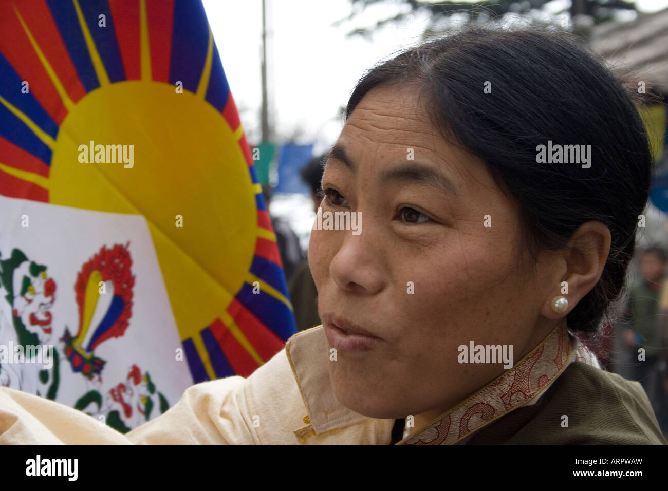 Femme tibétaine traditionnelle avec drapeau tibétain Banque D'Images