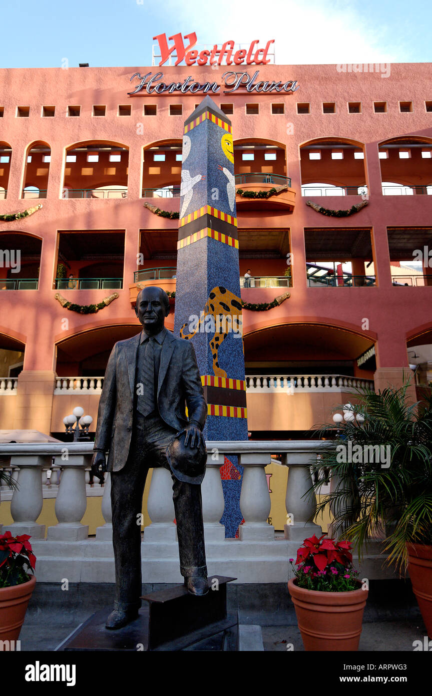 Un Portrait photographique de l'Ernest W. Hahn Statue en dehors de la Horton Plaza dans le centre-ville de San Diego, Californie Banque D'Images