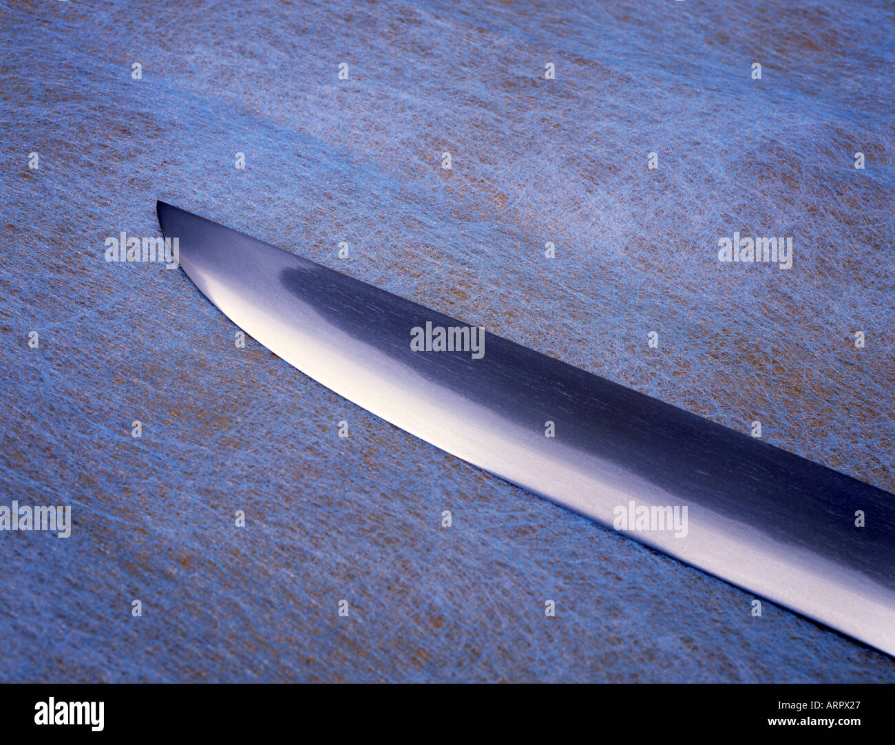 La pointe de lame par Kanehama Kiyochika forgeron. Le seul homme à Okinawa, Japon qui peut créer un vrai katana - sabre de samouraï. Banque D'Images