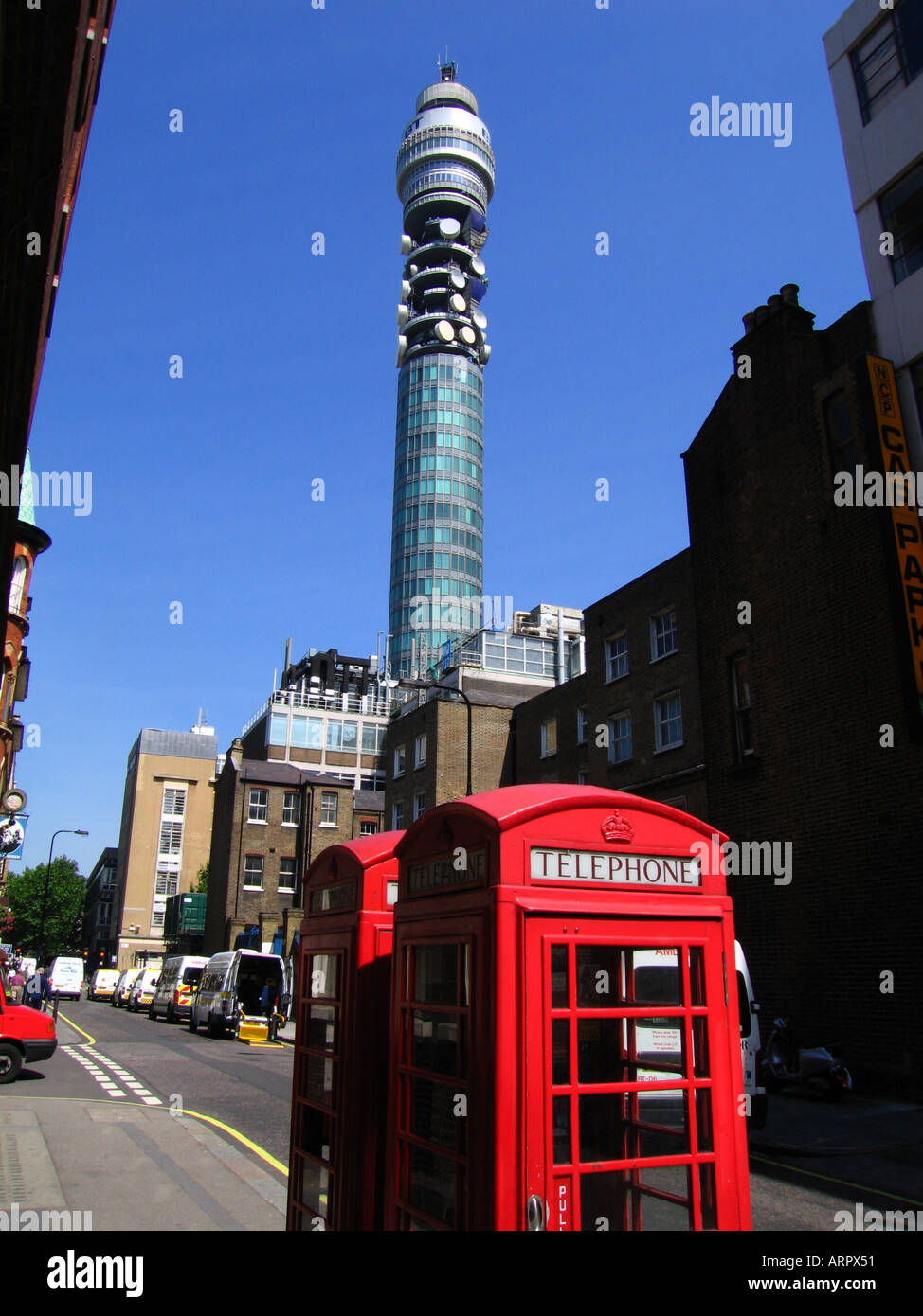 Cabine téléphonique avec BT Tower à la distance du centre de Londres City of Westminster London Angleterre Grande-bretagne Royaume-uni Eur Banque D'Images