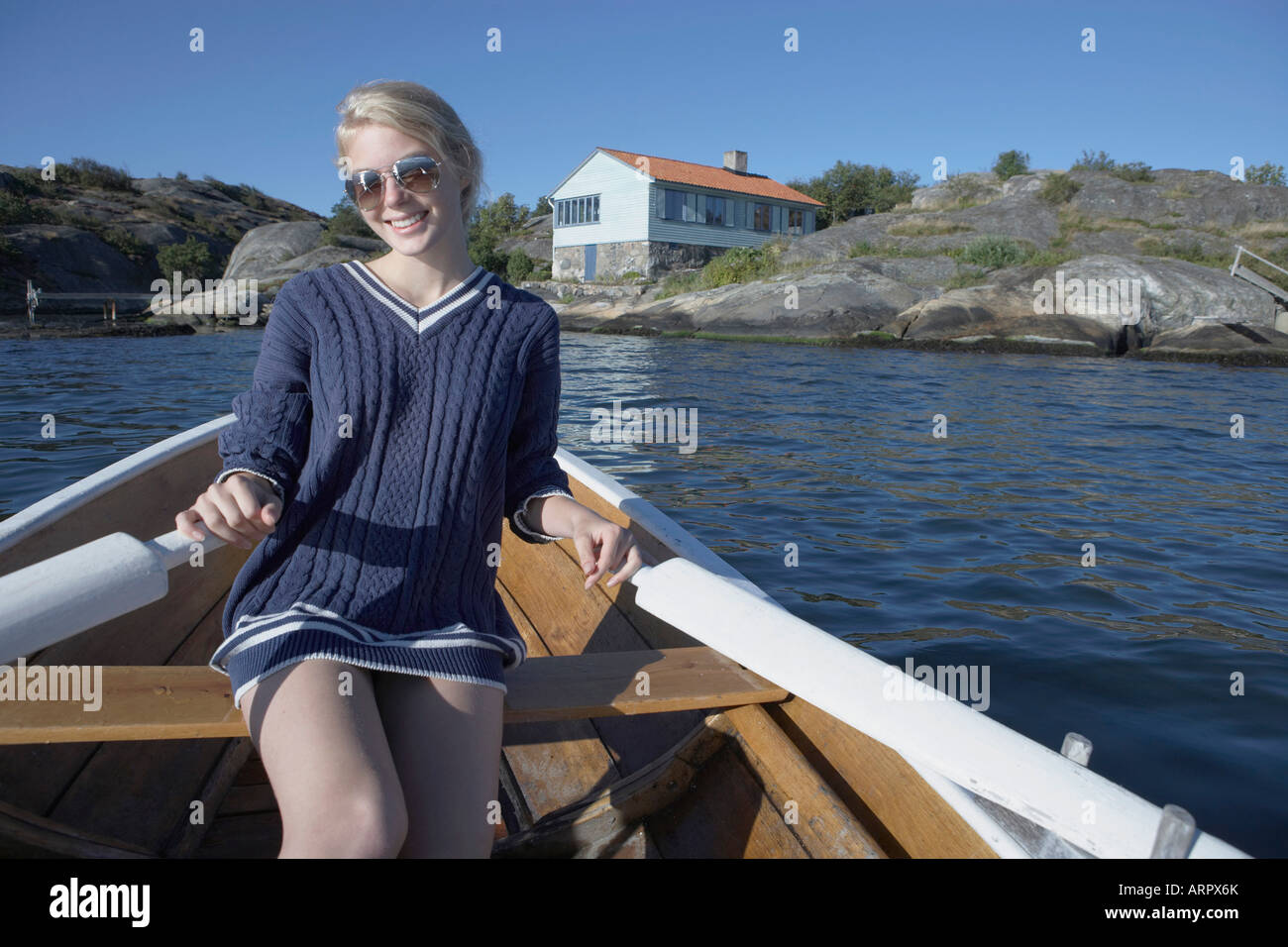 Jeune femme en bateau à rames Banque D'Images