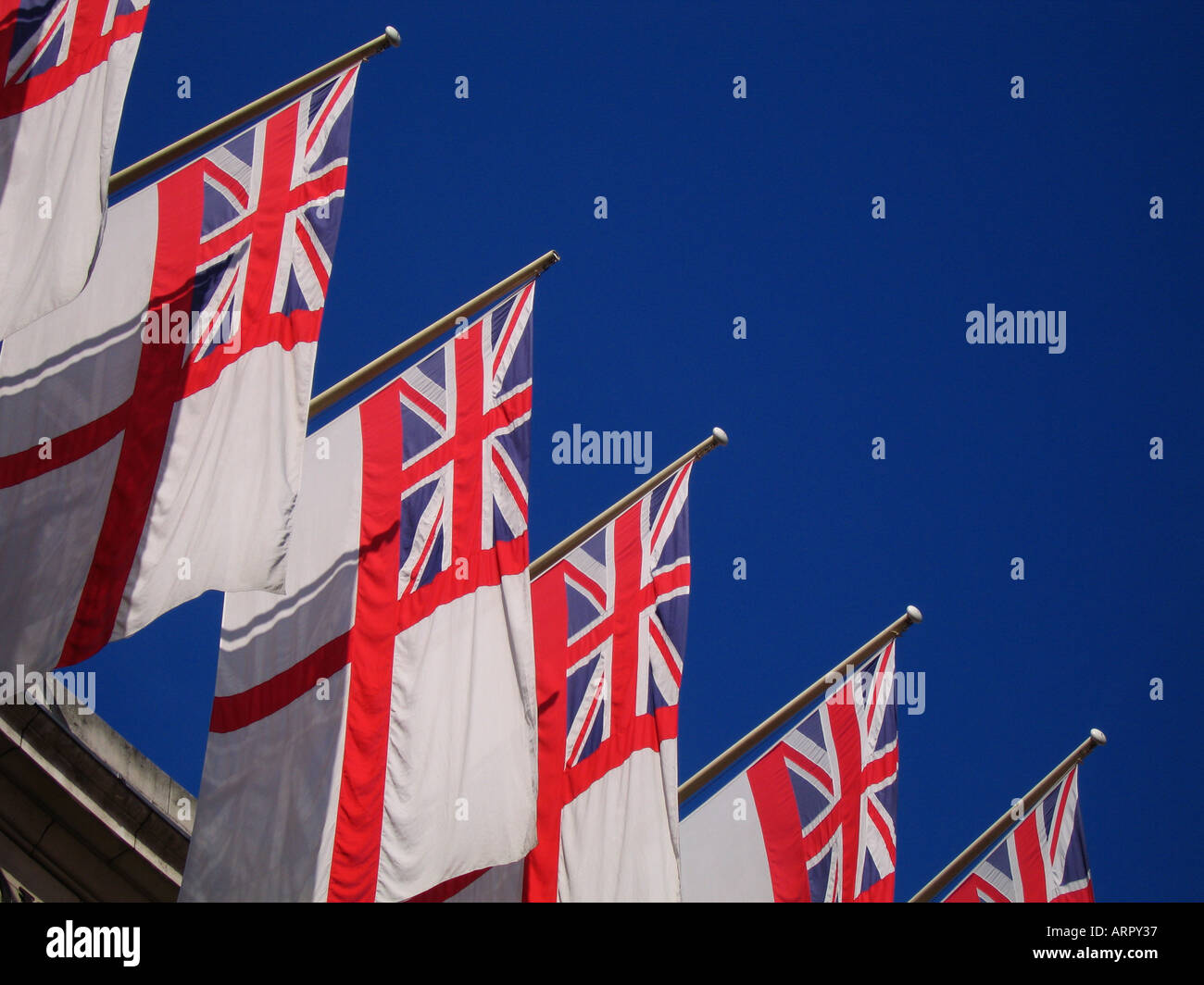 White Ensign Flags survolant Admiralty Arch The Mall City of Westminster Londres Banque D'Images