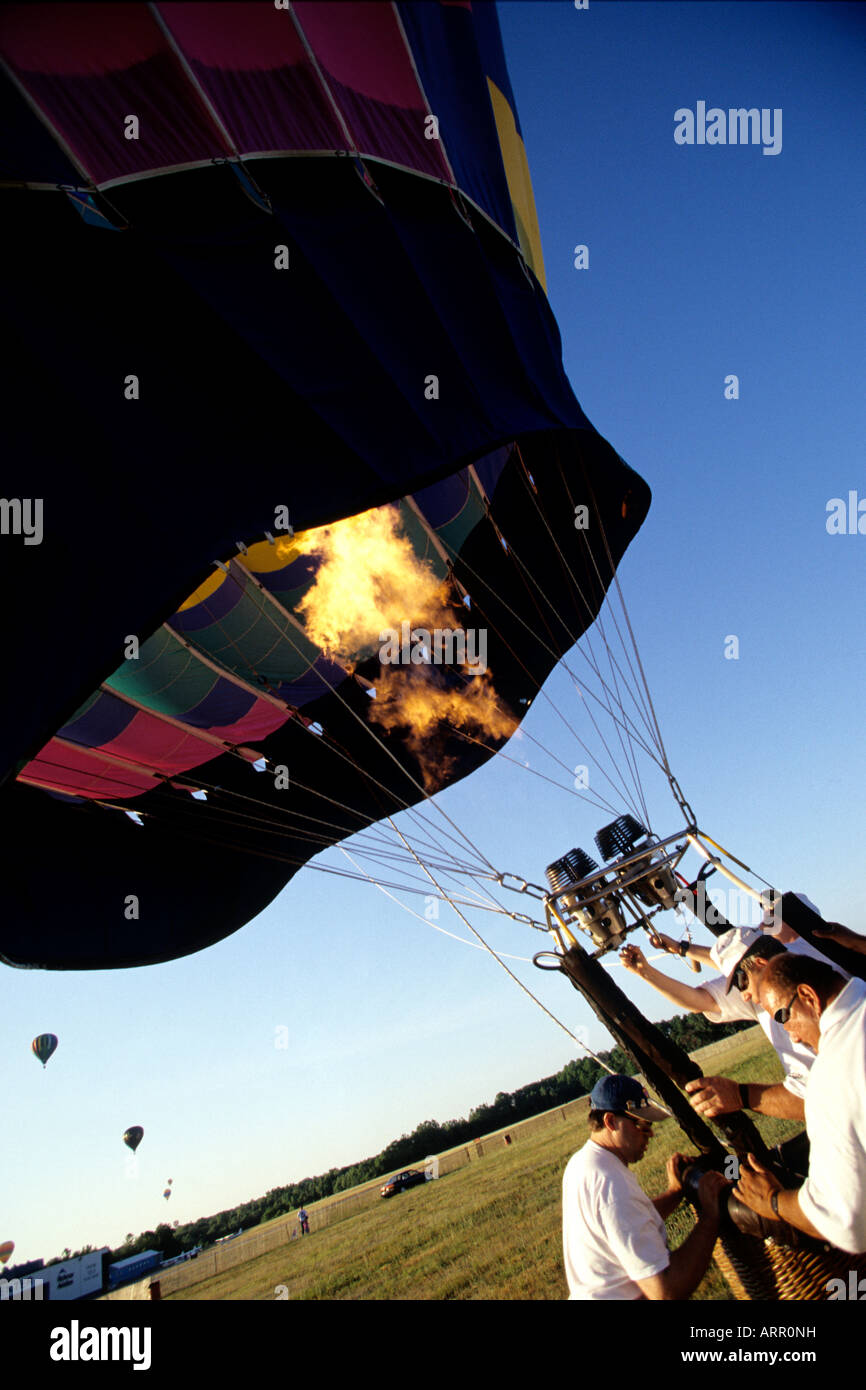 Hot Air Balloon en préparation pour soulever le Banque D'Images