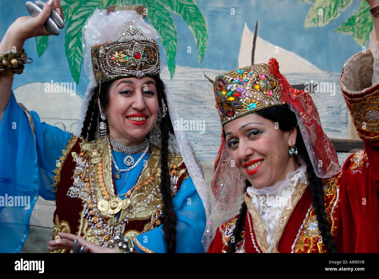 Herzliya Israël danseurs en tenue traditionnelle de célébrer la fête juive marocaine la Mimuna Banque D'Images