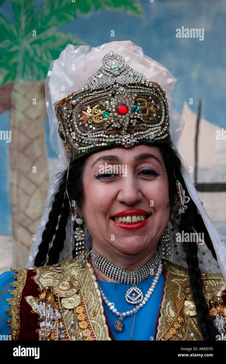 Herzliya Israël une danseuse en tenue traditionnelle célèbre la fête juive marocaine la Mimuna Banque D'Images
