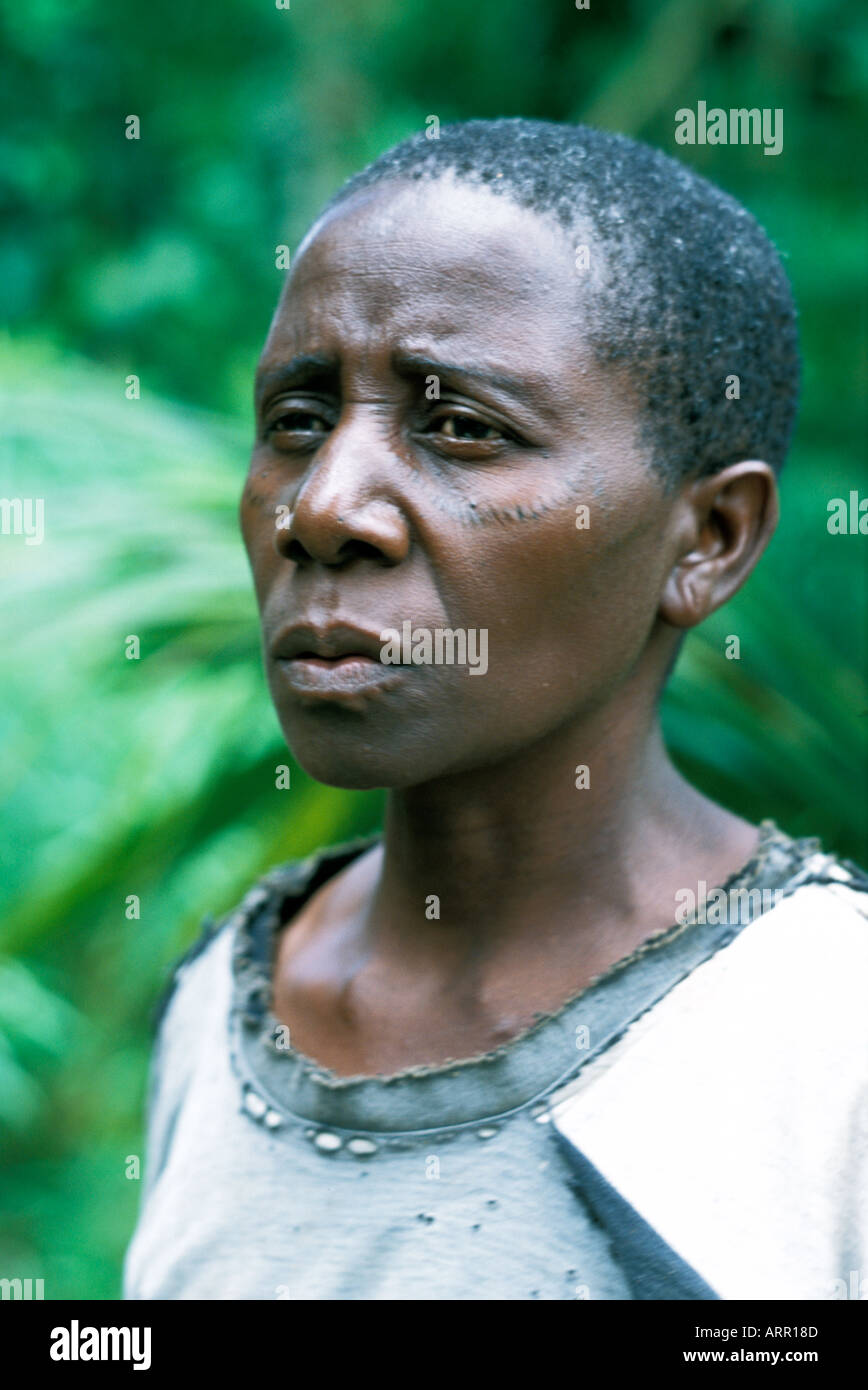 Afrique KENYA KALIFI East African woman avec les cicatrices sur les joues et autour des yeux Banque D'Images