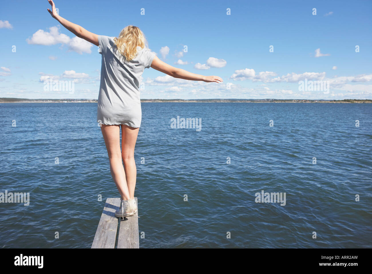 Jeune femme sur la plate-forme de plongée Banque D'Images