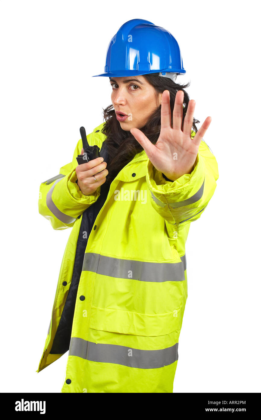 Femme sérieuse travailleur de la construction à parler avec un talkie walkie et ordre d'arrêter de se concentrer sur les yeux Banque D'Images