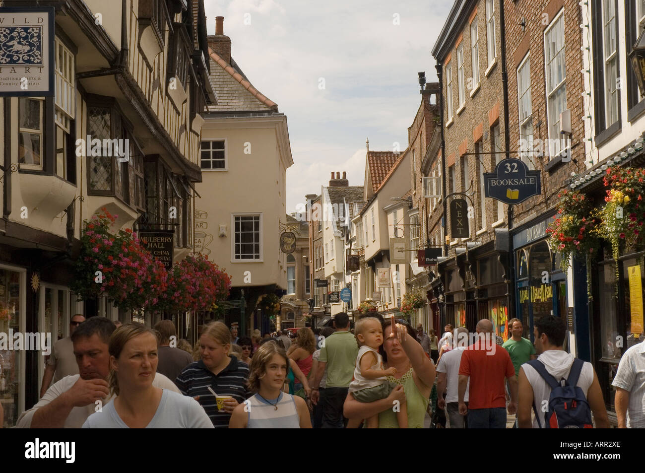 Gens touristes visiteurs à Stonegate en été York North Yorkshire Angleterre Royaume-Uni Grande-Bretagne Banque D'Images