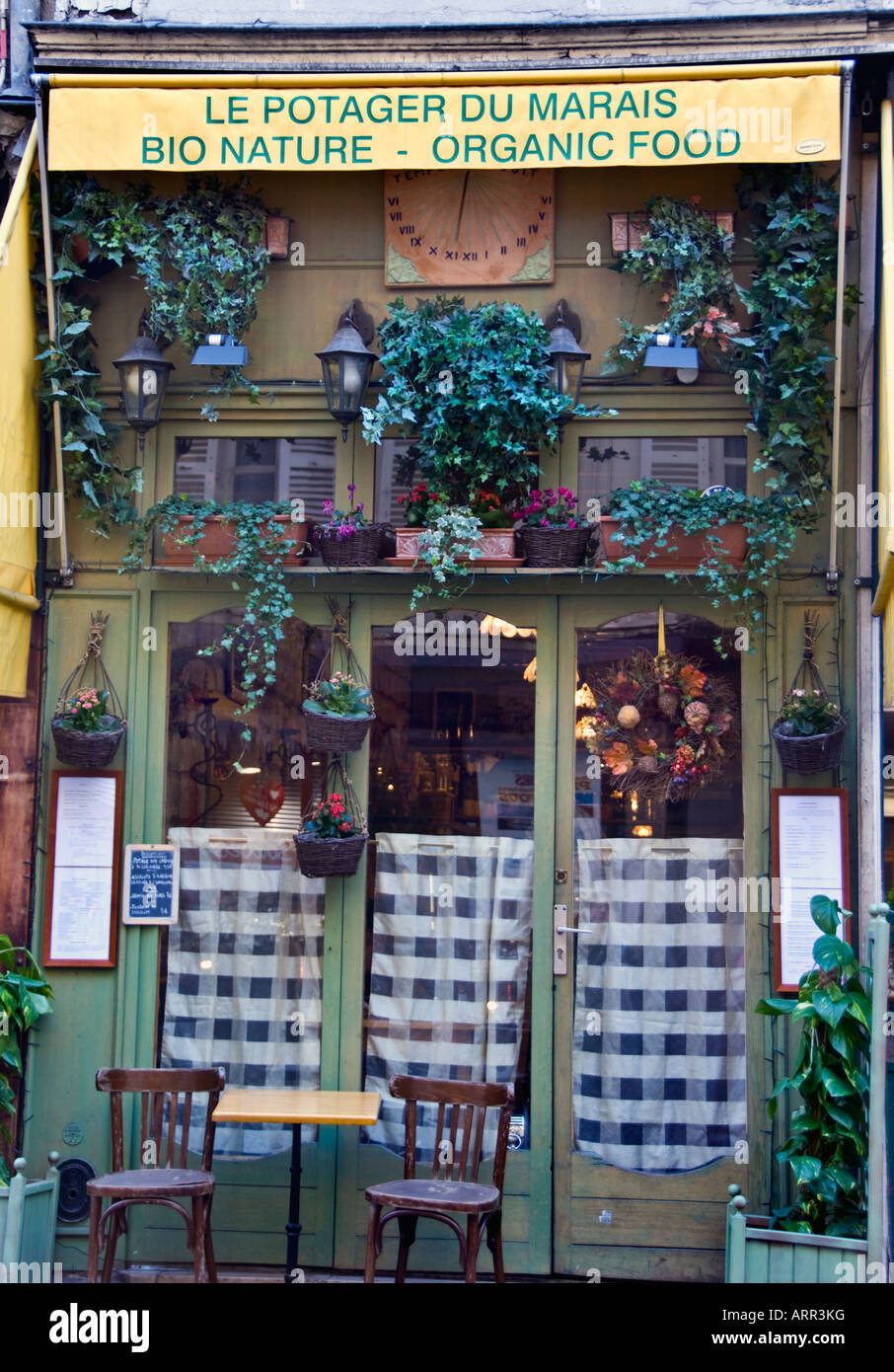 Paris France, Old French Storefront Restaurant 'Organic Food' dans le quartier du Marais 'le potager du Marais » Vintage paris Restaurant Storefront vintage Banque D'Images