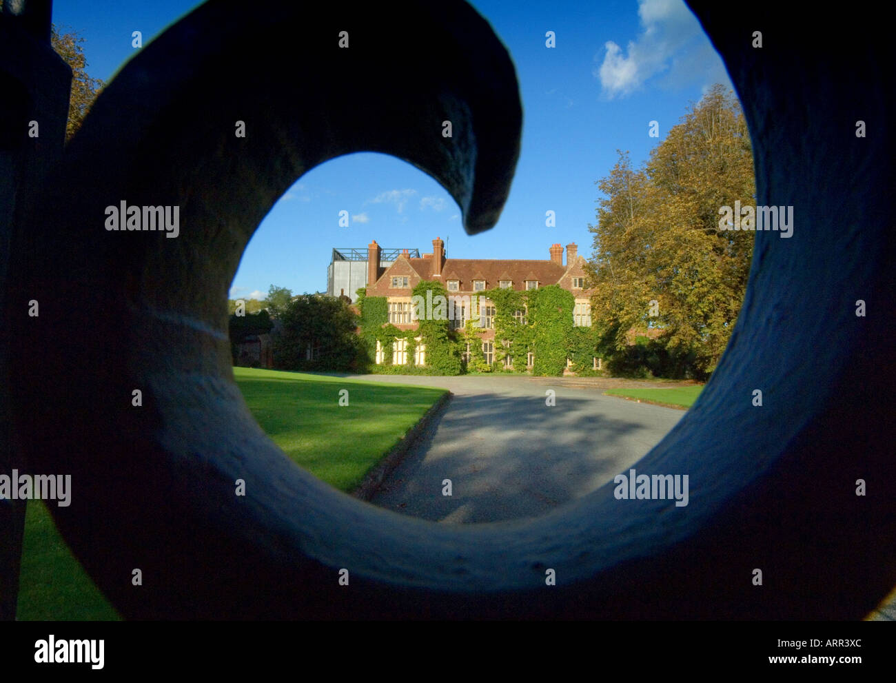 Du Glyndebourne Opera House dans l'East Sussex encadrée par les portes du soleil en après-midi. Photo par Jim Holden. Banque D'Images