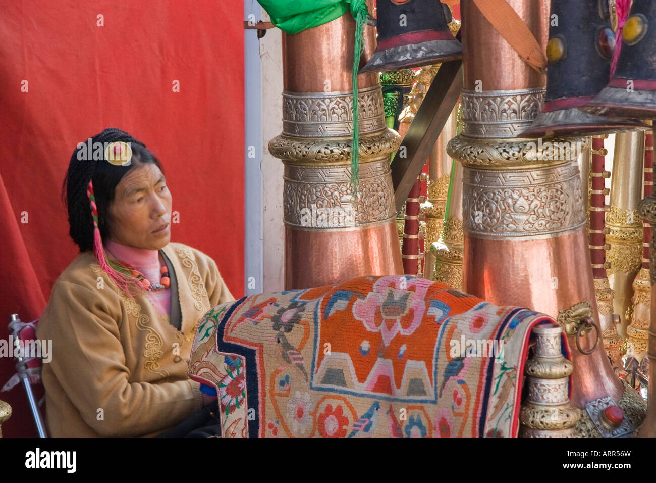 Une femme tibétaine et ses boutiques de souvenirs de la rue du Barkhor à Lhassa au Tibet Banque D'Images